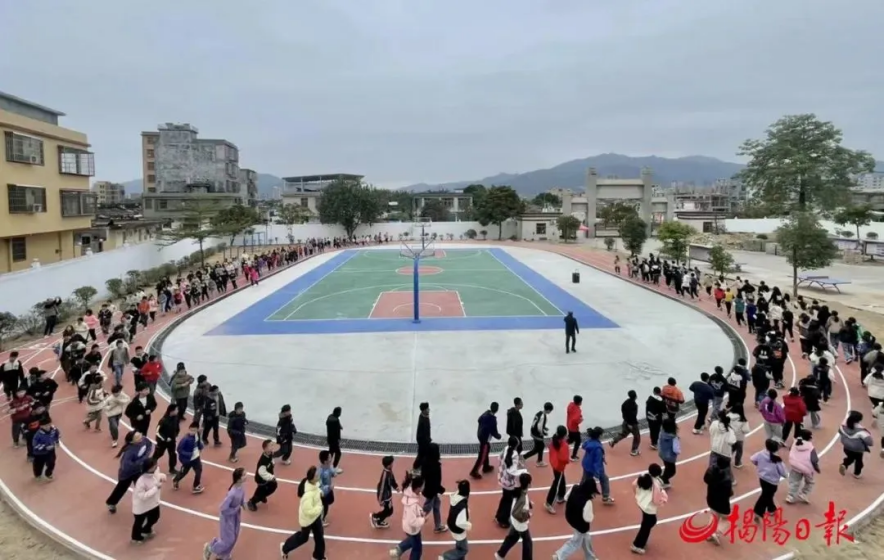 在这座城市，广州建筑用42天改造了123所乡村中小学运动场